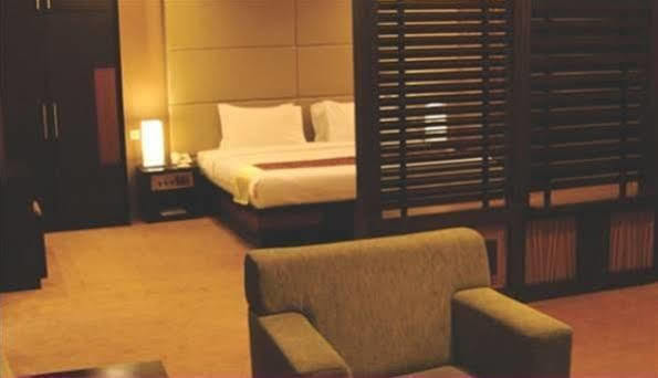 Orchardz Hotel Ayani Понтианак Экстерьер фото